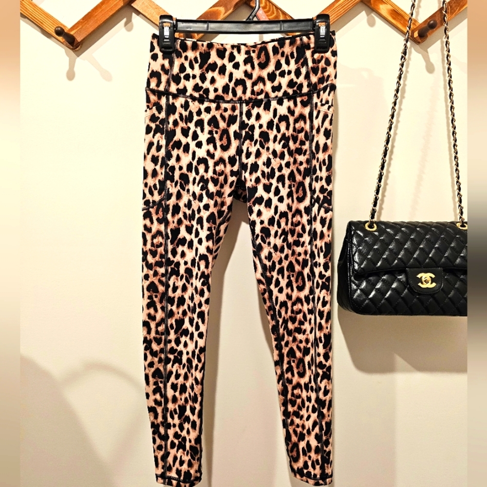 Victoria's Secret Leopard Print Leggings Size 6 / Pockets / Workout Wear